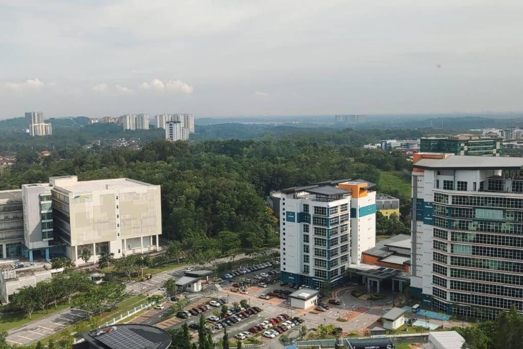 Hb2109-2 Bedroom-wifi-netflix-parking-swimmingpool-cyberjaya, 3076 * Cyberjaya
